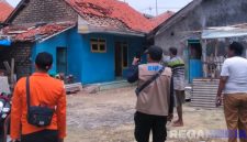 Caption: personel BPBD Sampang meninjau langsung beberapa rumah warga Desa Dharma Camplong yang rusak akibat diterjang hujan disertai angin, (sumber foto: BPBD Sampang).