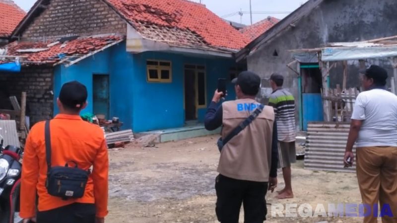 Caption: personel BPBD Sampang meninjau langsung beberapa rumah warga Desa Dharma Camplong yang rusak akibat diterjang hujan disertai angin, (sumber foto: BPBD Sampang). 