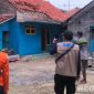 Caption: personel BPBD Sampang meninjau langsung beberapa rumah warga Desa Dharma Camplong yang rusak akibat diterjang hujan disertai angin, (sumber foto: BPBD Sampang). 