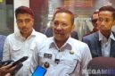Caption: didampingi kuasa hukumnya, Bupati Sampang H Slamet Junaidi diwawancara awak media di Kantor Kejaksaan Negeri Sampang, (dok. Harry, Rega Media). 