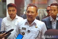 Caption: didampingi kuasa hukumnya, Bupati H.Slamet Junaidi diwawancara awak media di Kantor Kejari Sampang, (dok. Harry, Rega Media).