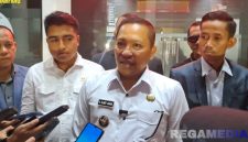 Caption: didampingi kuasa hukumnya, Bupati Sampang H Slamet Junaidi diwawancara awak media di Kantor Kejaksaan Negeri Sampang, (dok. Harry, Rega Media). 