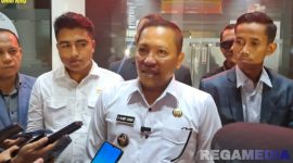 Caption: didampingi kuasa hukumnya, Bupati H.Slamet Junaidi diwawancara awak media di Kantor Kejari Sampang, (dok. Harry, Rega Media). 
