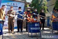Caption: Wakil Bupati Sampang bersama Plt Kepala Satpol PP, Bea Cukai Madura dan Kasat Reskrim Polres Sampang, membakar rokok ilegal, (dok. Harry, Rega Media). 