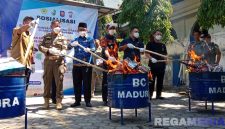 Caption: Wakil Bupati Sampang bersama Plt Kepala Satpol PP, pihak Bea Cukai Madura dan PS Kasat Reskrim Polres Sampang, memusnahkan rokok ilegal, (dok. Harry, Rega Media). 