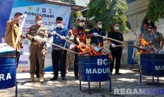 Pemkab Sampang Musnahkan 36.000 Batang Rokok Ilegal