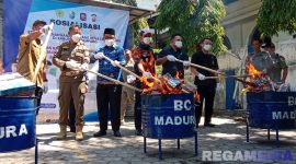 Caption: Wakil Bupati Sampang bersama Plt Kepala Satpol PP, Bea Cukai Madura dan Kasat Reskrim Polres Sampang, membakar rokok ilegal, (dok. Harry, Rega Media). 