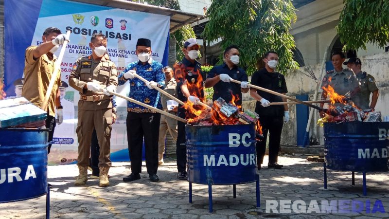 Caption: Wakil Bupati Sampang bersama Plt Kepala Satpol PP, Bea Cukai Madura dan Kasat Reskrim Polres Sampang, membakar rokok ilegal, (dok. Harry, Rega Media). 