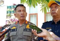 Caption: didampingi pihak Bea Cukai Madura, Plt Kasatpol PP Sampang Suaidi Asyikin saat diwawancara awak media, (dok. Harry, Rega Media). 