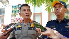 Caption: didampingi pihak Bea Cukai Madura, Plt Kasatpol PP Sampang Suaidi Asyikin saat diwawancara awak media, (dok. Harry, Rega Media). 