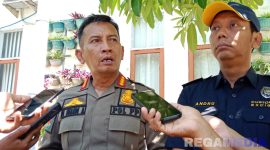 Caption: didampingi pihak Bea Cukai Madura, Plt Kasatpol PP Sampang Suaidi Asyikin saat diwawancara awak media, (dok. Harry, Rega Media). 