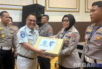 Caption: Kasat Lantas Polres Sumenep AKP Ninit Titis Dewiyani, saat menerima penghargaan, (sumber foto: Sumenep.go.id). 