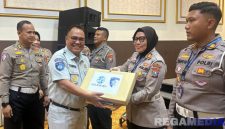 Caption: Kasat Lantas Polres Sumenep AKP Ninit Titis Dewiyani, saat menerima penghargaan, (sumber foto: Sumenep.go.id). 