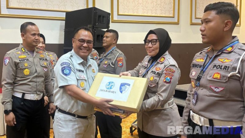 Caption: Kasat Lantas Polres Sumenep AKP Ninit Titis Dewiyani, saat menerima penghargaan, (sumber foto: Sumenep.go.id). 