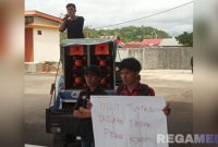 Caption: aktivis Barisan Pemuda Anti Korupsi, aksi demo tuntut Kejari Gorut usut tuntas dugaan korupsi kegiatan Bimtek BKAD, (dok. Yusrianto, Rega Media). 