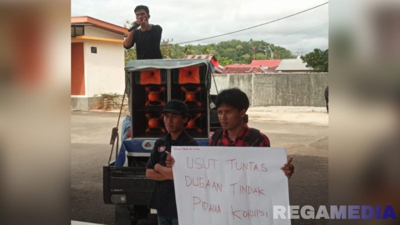 Caption: aktivis Barisan Pemuda Anti Korupsi, aksi demo tuntut Kejari Gorut usut tuntas dugaan korupsi kegiatan Bimtek BKAD, (dok. Yusrianto, Rega Media). 