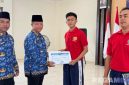Caption: Kalapas Narkotika Pamekasan Kusnan, menyerahkan sertifikat kelulusan program rehabilitasi kepada perwakilan warga binaan, (dok. foto istimewa). 