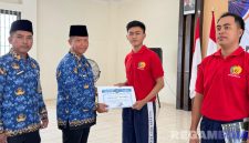 Caption: Kalapas Narkotika Pamekasan Kusnan, menyerahkan sertifikat kelulusan program rehabilitasi kepada perwakilan warga binaan, (dok. foto istimewa).