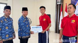 Caption: Kalapas Narkotika Pamekasan Kusnan, menyerahkan sertifikat kelulusan program rehabilitasi kepada perwakilan warga binaan, (dok. foto istimewa). 