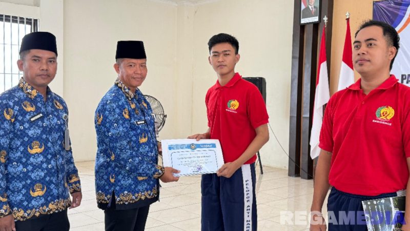Caption: Kalapas Narkotika Pamekasan Kusnan, menyerahkan sertifikat kelulusan program rehabilitasi kepada perwakilan warga binaan, (dok. foto istimewa). 