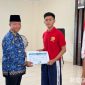 Caption: Kalapas Narkotika Pamekasan Kusnan, menyerahkan sertifikat kelulusan program rehabilitasi kepada perwakilan warga binaan, (dok. foto istimewa). 