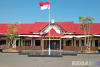 Caption: Mako Kepolisian Resor Sampang, Jl Jamaluddin No.2, Gunung Sekar Sampang, (dok. Harry, Rega Media). 