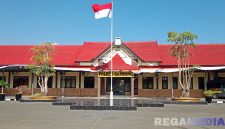 Caption: Mako Kepolisian Resor Sampang, Jl Jamaluddin No.2, Gunung Sekar Sampang, (dok. Harry, Rega Media).