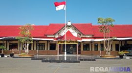 Caption: Mako Kepolisian Resor Sampang, Jl Jamaluddin No.2, Gunung Sekar Sampang, (dok. Harry, Rega Media). 