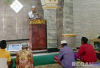 Caption: PS Kanit Bintibsos Satbinmas Polres Sampang, Aipda Liwail Amri, menyampaikan khotbahnya dihadapan jamaah Masjid Al-Furqon Dharma Tanjung, (dok. foto istimewa). 