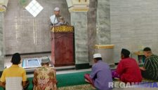Caption: PS Kanit Bintibsos Satbinmas Polres Sampang, Aipda Liwail Amri, saat menyampaikan khotbahnya kepada jamaah Masjid Al-Furqon Dharma Tanjung, (dok. foto istimewa). 
