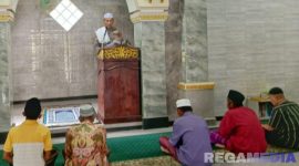 Caption: PS Kanit Bintibsos Satbinmas Polres Sampang, Aipda Liwail Amri, menyampaikan khotbahnya dihadapan jamaah Masjid Al-Furqon Dharma Tanjung, (dok. foto istimewa). 