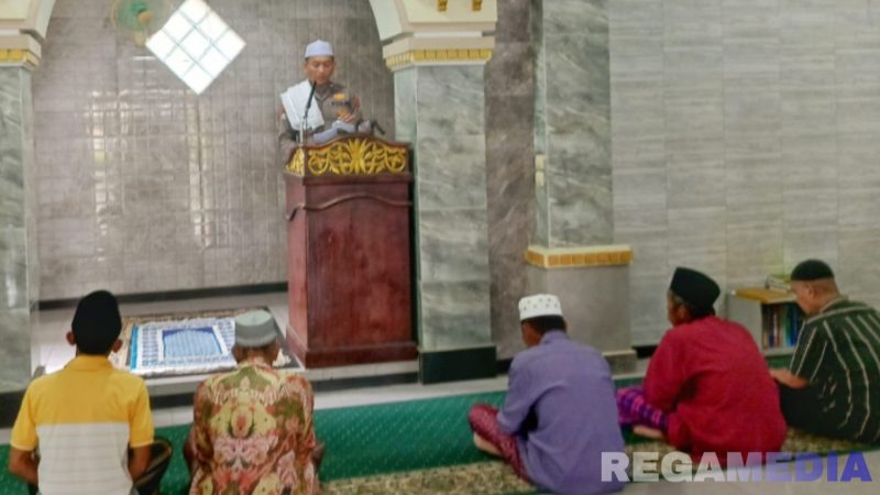 Caption: PS Kanit Bintibsos Satbinmas Polres Sampang, Aipda Liwail Amri, menyampaikan khotbahnya dihadapan jamaah Masjid Al-Furqon Dharma Tanjung, (dok. foto istimewa). 