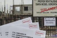 Caption: gambar ilustrasi LSM Walihua surati Pemerintah Pusat ihwal mangkraknya proyek revitalisasi SMKN Model Gorontalo, (dok. Gemini AI). 