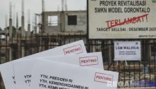 Caption: gambar ilustrasi LSM Walihua surati Pemerintah Pusat ihwal mangkraknya proyek revitalisasi SMKN Model Gorontalo, (dok. Gemini AI). 