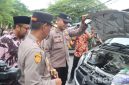 Caption: Kapolres Sampang AKBP Hartono bersama Wakil Bupati Sampang KH Ahmad Mahfud, mengecek kendaraan dinas yang akan digunakan selama Operasi Lilin Semeru 2025, (sumber foto: Humas Polres Sampang). 