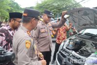 Caption: Kapolres Sampang AKBP Hartono bersama Wakil Bupati Sampang KH Ahmad Mahfud, mengecek kendaraan dinas yang akan digunakan selama Operasi Lilin Semeru 2025, (sumber foto: Humas Polres Sampang). 