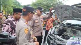 Caption: Kapolres Sampang AKBP Hartono bersama Wakil Bupati Sampang KH Ahmad Mahfud, mengecek kendaraan dinas yang akan digunakan selama Operasi Lilin Semeru 2025, (sumber foto: Humas Polres Sampang). 
