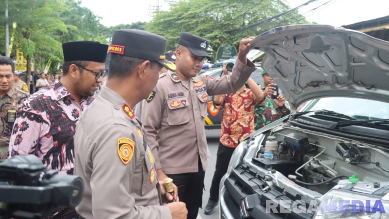 Caption: Kapolres Sampang AKBP Hartono bersama Wakil Bupati Sampang KH Ahmad Mahfud, mengecek kendaraan dinas yang akan digunakan selama Operasi Lilin Semeru 2025, (sumber foto: Humas Polres Sampang). 