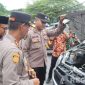 Caption: Kapolres Sampang AKBP Hartono bersama Wakil Bupati Sampang KH Ahmad Mahfud, mengecek kendaraan dinas yang akan digunakan selama Operasi Lilin Semeru 2025, (sumber foto: Humas Polres Sampang). 