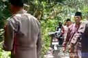 Caption: potongan video amatir, tampak polisi dan sejumlah warga berada di TKP perampokan di wilayah Kedungdung, (dok. Harry, Rega Media). 