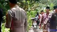 Caption: potongan video amatir, tampak polisi dan sejumlah warga berada di TKP perampokan di wilayah Kedungdung, (dok. Harry, Rega Media). 