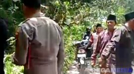 Caption: potongan video amatir, tampak polisi dan sejumlah warga berada di TKP perampokan di wilayah Kedungdung, (dok. Harry, Rega Media). 