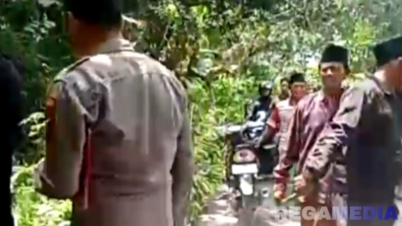 Caption: potongan video amatir, tampak polisi dan sejumlah warga berada di TKP perampokan di wilayah Kedungdung, (dok. Harry, Rega Media). 