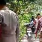 Caption: potongan video amatir, tampak polisi dan sejumlah warga berada di TKP perampokan di wilayah Kedungdung, (dok. Harry, Rega Media). 