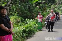 Caption: anggota Polsek Kedungdung tunjukkan TKP perampokan di wilayah hukumnya, (sumber foto: Humas Polres Sampang). 