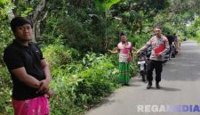 Caption: anggota Polsek Kedungdung tunjukkan TKP perampokan di wilayah hukumnya, (sumber foto: Humas Polres Sampang). 