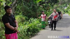 Caption: anggota Polsek Kedungdung tunjukkan TKP perampokan di wilayah hukumnya, (sumber foto: Humas Polres Sampang). 