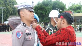 Caption: Bupati Sumenep Achmad Fauzi Wongsojudo, sematkan pita kepada anggota Polantas tanda dimulainya Operasi Lilin Semeru 2025, (sumber foto: Sumenep.go.id). 