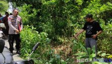 Caption: anggota Polsek Kedungdung menunjukkan TKP yang direkayasa Hamiduddin dalam insiden perampokan, (sumber foto: Humas Polres Sampang).