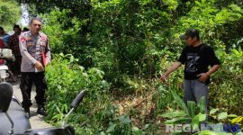 Caption: anggota Polsek Kedungdung menunjukkan TKP yang direkayasa Hamiduddin dalam insiden perampokan, (sumber foto: Humas Polres Sampang). 